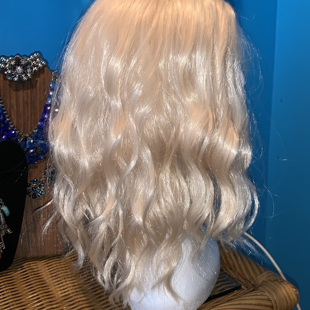 Blonde wavy almost shoulder length wig - Picture 2 of 5
